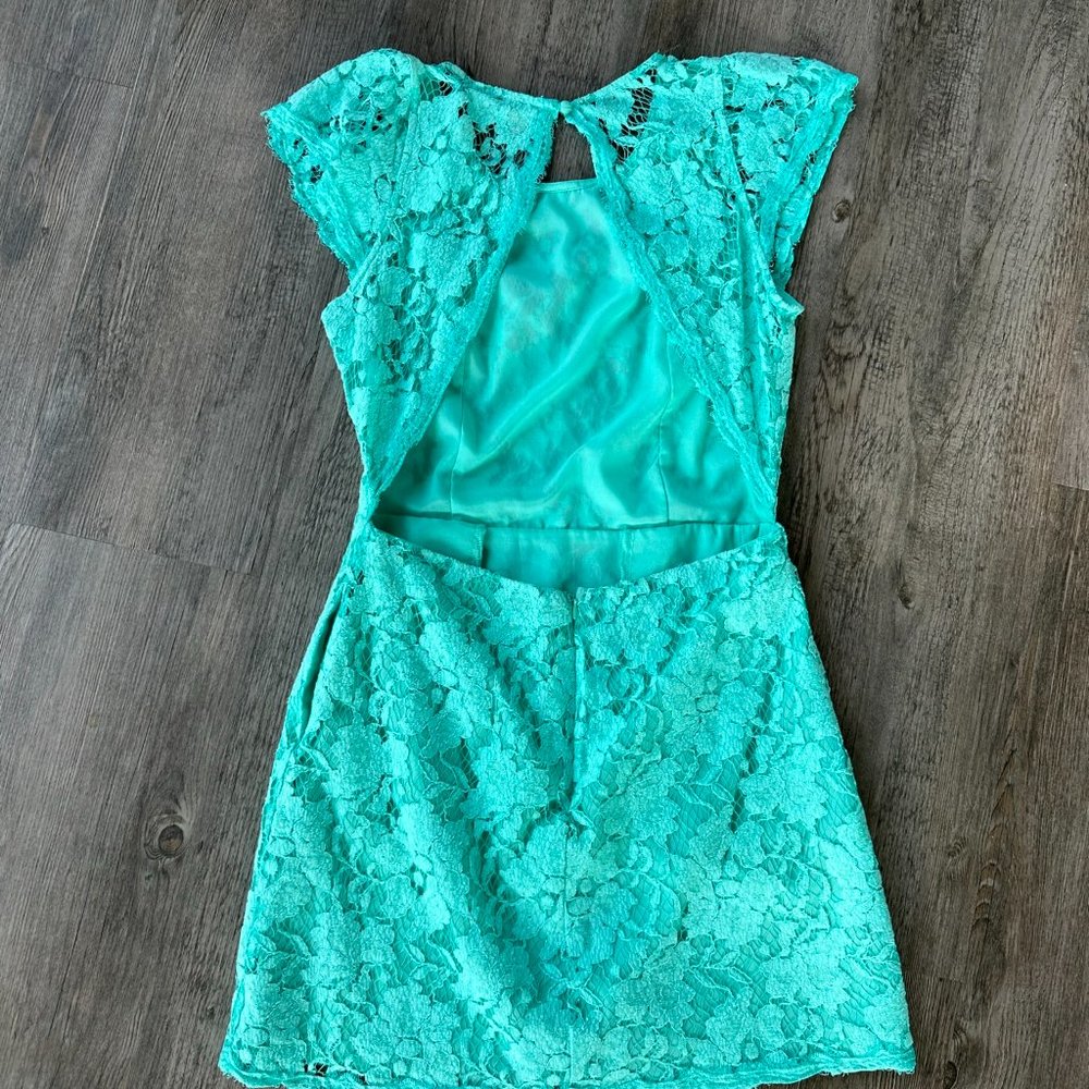 New with Tags Signature 8 Lace Backless Cap Sleeve Mint Green Dress Large